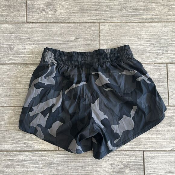 Athleta Racer Run Women's Mid Rise 4 Camo Shorts - Picture 3 of 5